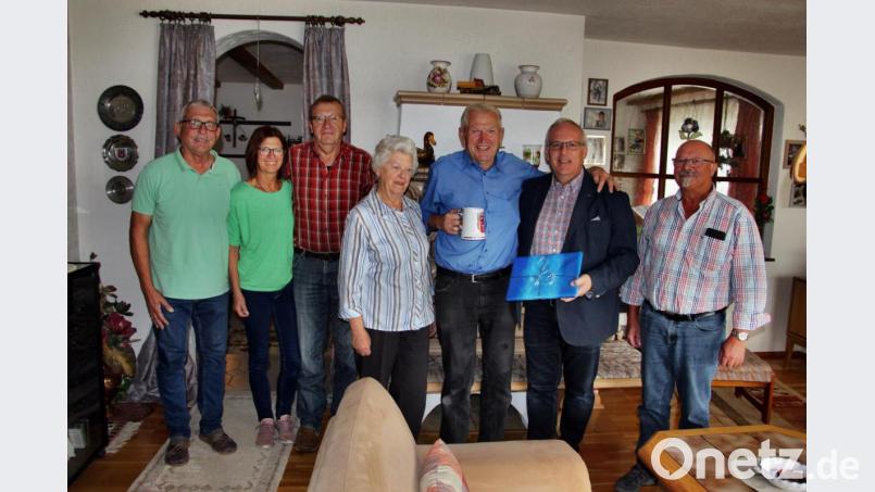 Zum 85. Geburtstag finden sich neben anderen Gratulanten (von links) Schwiegersohn Hannes Wismeth, Tochter Anita, Vorsitzender Helmut Hubmann vom Männergesangverein, (ab Sechster von links) Bürgermeister Winfried Franz und MGV-Vorstandsmitglied Hans Georg Mathes bei Walburga und Rudi Poppendörfer (Vierte und Fünfter von links) ein. Bild: ds