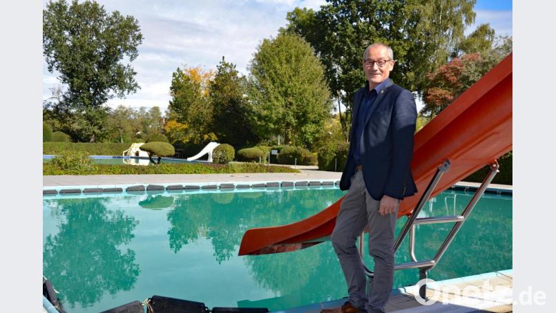 So langsam kommt der Stein ins Rollen: Derzeit läuft die Ausschreibung für den Architekten, der das 48 Jahre alte Freibad in Rieden erneuern soll. Bürgermeister Erwin Geitner freut sich, dass etwas passiert. Bild: spw