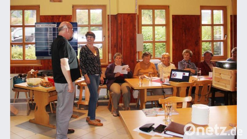 Der Projektleiter des Generationen-Netzwerks Roland Lochner (stehend links) begrüßte die Teilnehmer in der TSV-Sportgaststätte. Mit auf dem Bild die Referentin Dipl. Oec. troph. (FH) Kristina Heinzel-Neumann. Bild: Jochen Neumann, Erbendorf