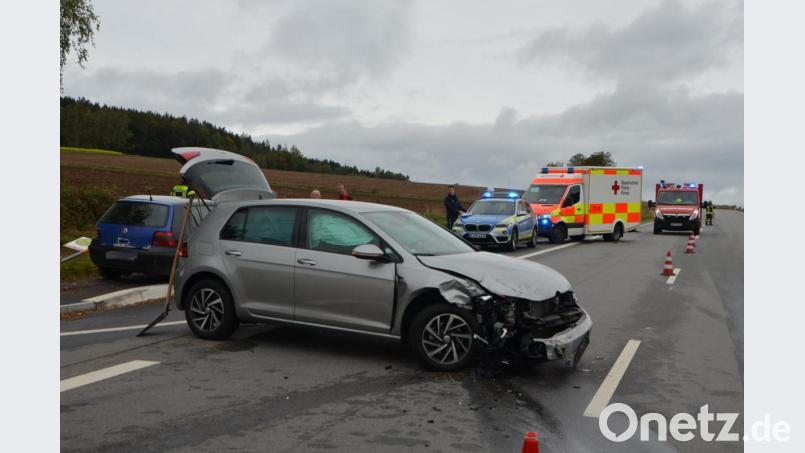 Gehörig gekracht hat es am Mittwochvormittag auf Höhe der Ortschaft Döllnitz im Gemeindebereich Leuchtenberg. Zwei Verletzte und zwei total beschädigte VW Golf waren die Bilanz dieses Crashs. Bild: dob
