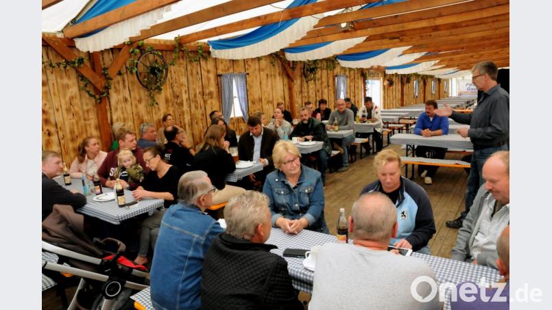 Beim Frühschoppen zogen die Dult-Schausteller am Mittwochvormittag eine positive Zwischenbilanz. Bild: Stephan Huber