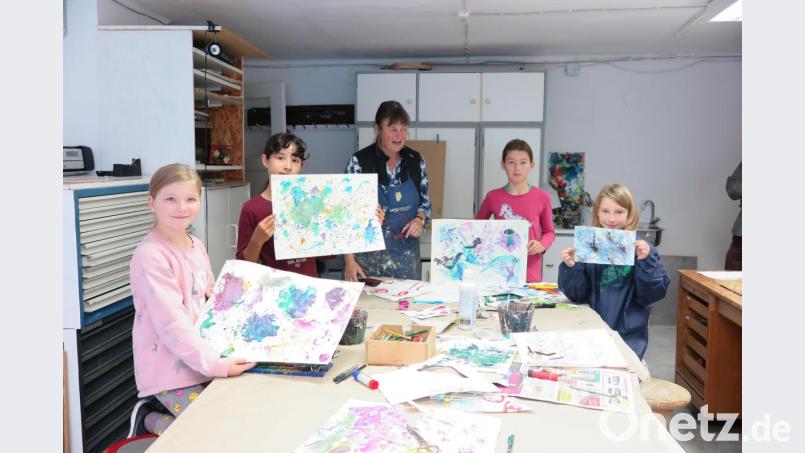 Bunte Fabelwesen zauberte Susanne Vonhoff mit den Kindern auf das Zeichenpapier. Bild: jzk