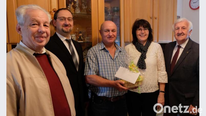 Anerkennung für Siegfried Schell (Mitte), der den 60. Geburtstag feierte. Seit 25 Jahren ist er in der Baugenossenschaft "Eigenheim" aktiv und erhielt dafür von Vorstandsvorsitzende Marika Mauerer eine Ehrung. Von links: Bernd Meier, Thomas Stetter, Schell, Mauerer und Fred Lehner. Bild: exb