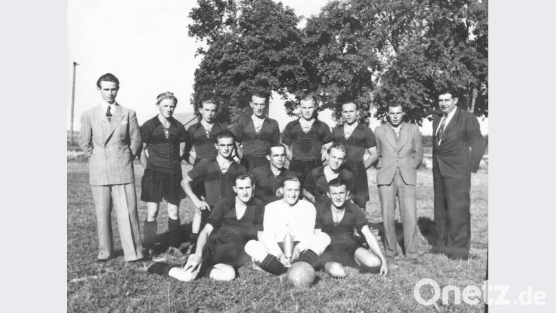 Die erfolgreiche Nachkriegsmannschaft aus dem Jahr1949: (stehend, von links) Heinz Hanusa, Hans Leipold, Jakob Leipold, Hans Schönmann, Willi Thaler, Franz Strauß, Hans Kroher und Vorsitzender Martin Dobmann, (kniend, von links) Josef Vogl, Gerhard Saalborn, Hans Renner, Berthold Weiß, Georg Schusser und Martin Schreglmann. Bild: ü