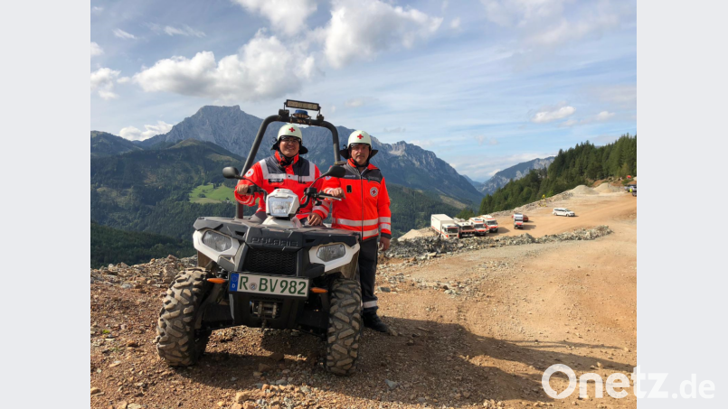 Gerald Wagner (links) und Richard Frank mit dem Einsatz-Quad des BRK-Bezirksverband Niederbayern/Oberpfalz im Übungsgelände in der Steiermark. Bild: exb/Bayerisches Rotes Kreuz Kreisverband Tirschenreuth
