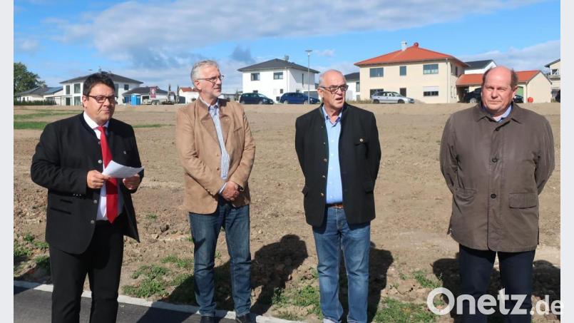 Bürgermeister Thomas Falter (links) und Projektleiter Matthias Kleinert (rechts) meldeten Vollzug für die Erschließung des Baugebiets Wackersdorf Süd im Hintergrund. Bild: Hirsch
