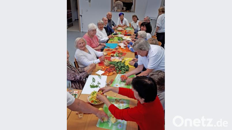 Ihr Essen zum Erntedankfest bereiten sich die Senioren vom BRK „Café Zeitlos“ selbst zu. Das macht ihnen viel Spaß, denn dabei können sie sich unterhalten, lachen und Erinnerungen austauschen. Bild: ow
