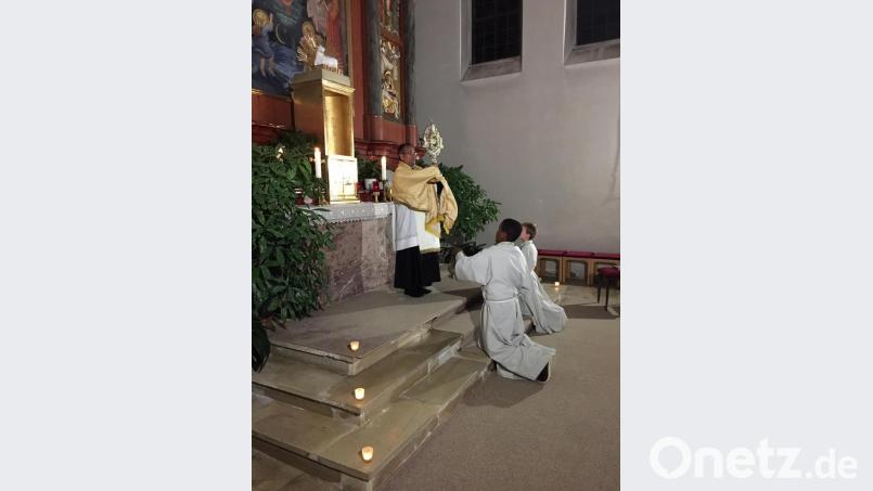 Pater James spendet am Ende der Andacht den Segen mit der Monstranz. Bild: sip