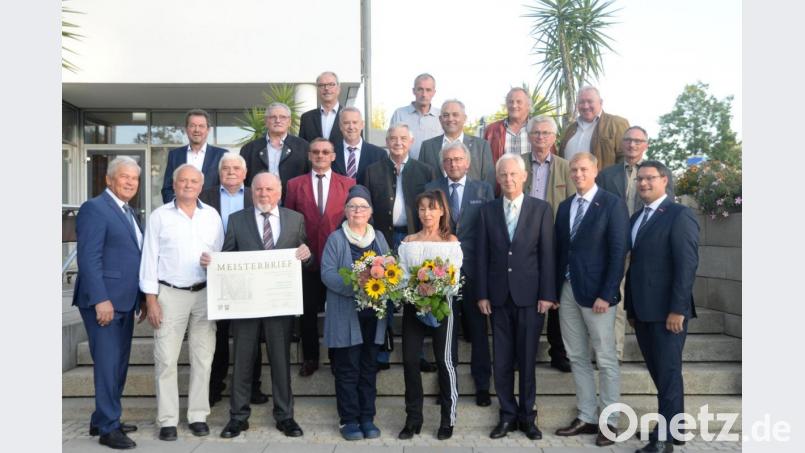 Die Verleihung der Goldenen Meisterbriefe der Handwerkskammer Niederbayern-Oberpfalz fand in diesem Jahr im ACC statt. 35 Handwerksmeister waren hierzu nach Amberg gekommen. 18 davon kommen aus Amberg und dem Landkreis Amberg-Sulzbach. Bild: Andreas Brückmann