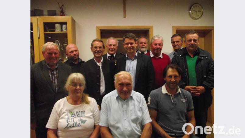Hans Balk (Mitte) aus Matzlesrieth freut sich zusammen mit seiner Frau und seinem Sohn über die zahlreichen Glückwünsche zu seinem 75. Geburtstag. Bild: ror