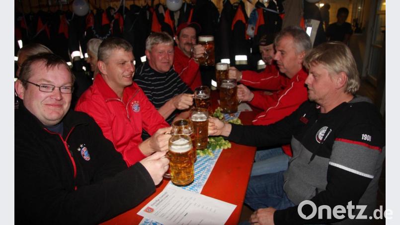 Die Gelegenheit, mit der Feuerwehr Schönhaid-Leugas Oktoberfest zu feiern, nutzte auch der Fanclub „Red Flames“. Bild: wro