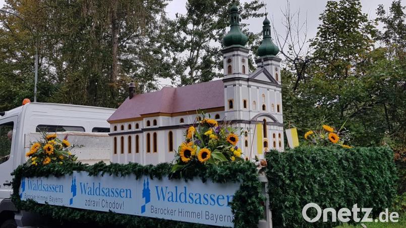 Ein Blickfang beim Festzug Chodau war die Basilika Waldsassen. Bild: exb