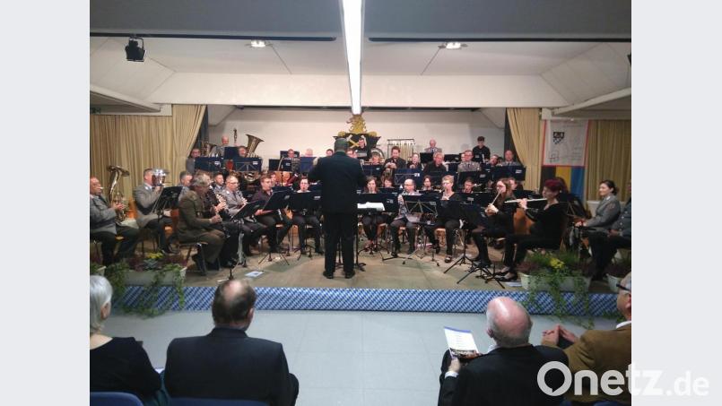 Der Reservistenmusikzug Oberpfalz überzeugt beim Jubiläumskonzert in Freihung seine Zuhörer. Bild: mma