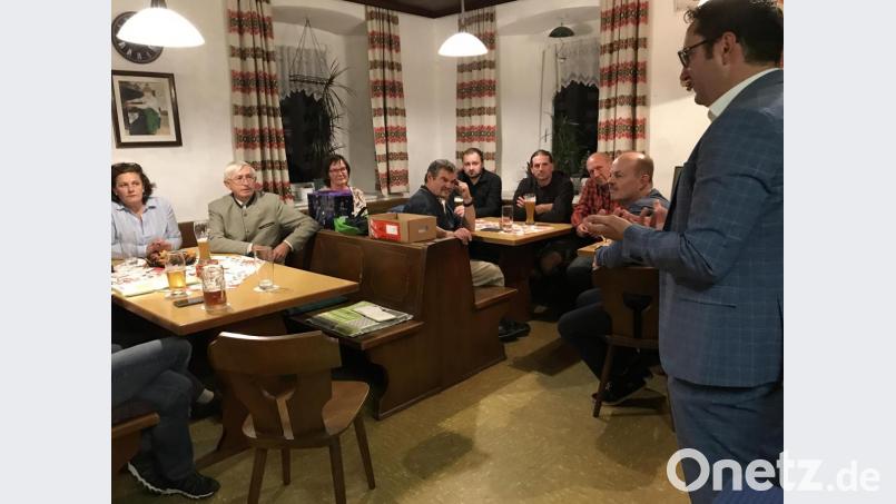 Die Freien Wähler diskutieren mit MdL Tobias Gotthardt (rechts) und Gästen lokale und überregionale Themen. Bild: eig