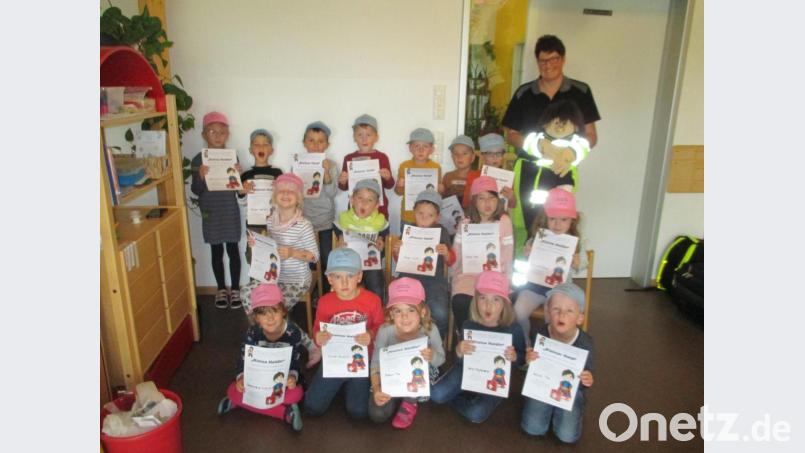 Die Teilnehmer der Erste Hilfe-Ausbildung in der Kita Waldthurn freuen sich über ihre Urkunden. Bild: fvo