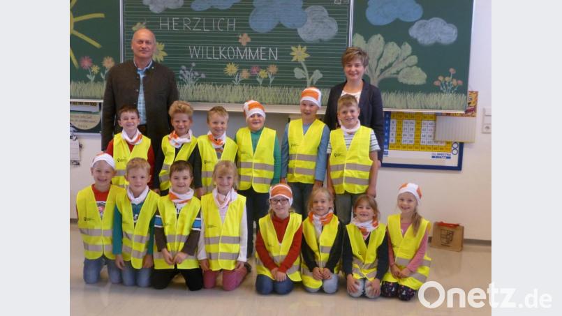 Die Bürgermeister Sonja Meier und Walter Schauer übergaben die Warnwesten an die Erstklässler aus Winklarn und Thanstein. Bild: amö