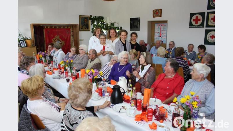 Ein gelungenes kaffeekränzchen. Auf dem Bild (stehend von links) stellvertretende Leiterin Wohlfahrts- und Sozialarbeit Luise Lehner, Leiterin Wohlfahrts- und Sozialarbeit Monika Zimmerer, Geschäftsführerin Bettina Braun, Drago Mutzbauer und Laura Stahl Bild: njn