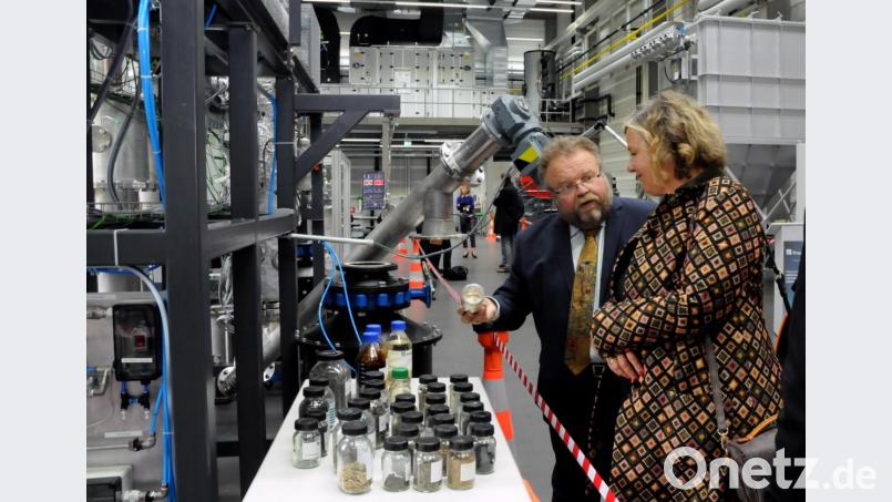 Fraunhofer in Sulzbach-Rosenberg weihte am Mittwoch seine neue Halle ein. Bild: Stephan Huber