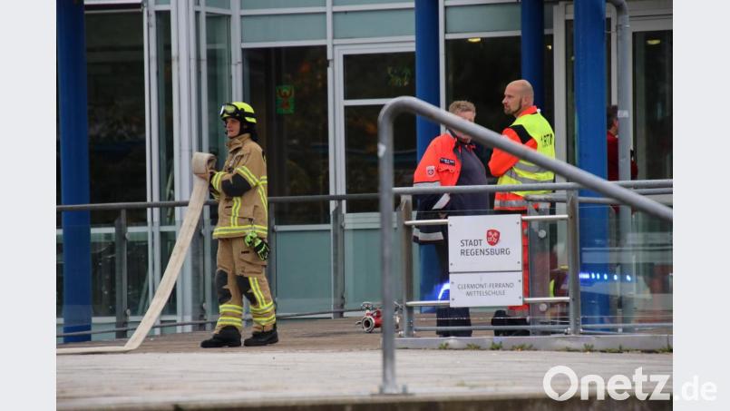 Auf der Mädchentoilette der Clermont-Ferrand-Mittelschule in Regensburg brach ein Feuer aus. Die gesamte Einrichtung wurde evakuiert, vier Kinder wurden leicht verletzt. Bild: Alexander Auer
