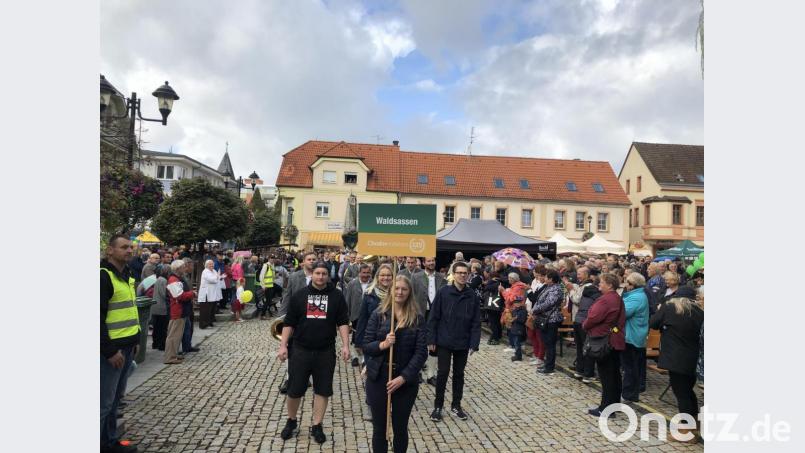 Am Marktplatz endete der Festzug. Im Bild die Teilnehmer aus Waldsassen. Bild: exb