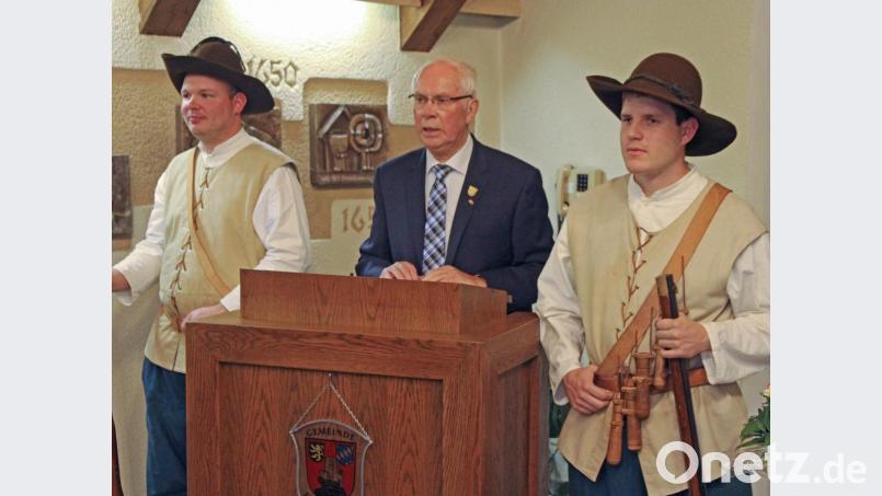 Die "Burgwehr" liegt dem Neu-Achtziger Johann "John" Werner am Herzen. Zwei Mitglieder stellten die Ehrenwache, als dem Flossenbürger Altbürgermeister vor knapp einem Jahr die Bürgermedaille verliehen wurde. Bild: nm