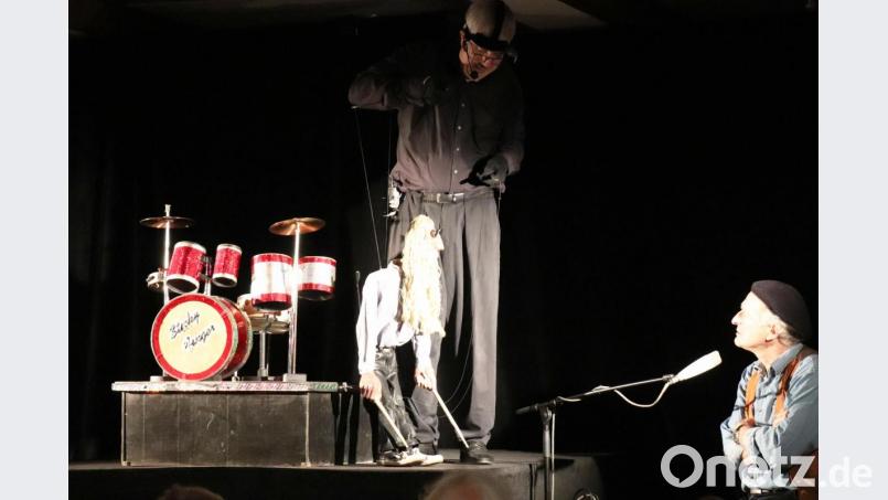 Martin Prochaska und Thomas Nied (von links) bringen das Klapp-Theater nach Kirchenthumbach. Im Bild Hippie und Altrocker &quot;Erwin&quot; im Gespräch mit Tom. Bild: ilt
