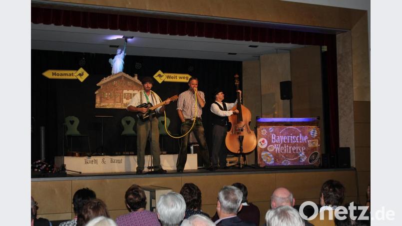 Andy zupft auf der Reservekanistarre, Toni bläst dazu seine spezielle Art von Alphorn, bestehend aus einem Stück Gartenschlauch und einem Trichter als Mundstück - es funktioniert! Rechts "Lehrer" Juri am Kontrabass. Bild: wec