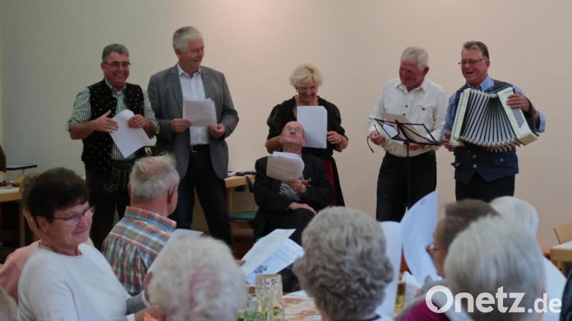 Der Chor hat sichtlich Freude am Singen (von rechts): Altlandrat Armin Nentwig, Dritter Bürgermeister Klaus Meißner, Seniorentreffleiterin Barbara Mohr, Pfarrer Bernhard Huber (sitzend), Ex-Landtagsabgeordneter Reinhold Strobl und Bürgermeister Norbert Bücherl. Bild: rab