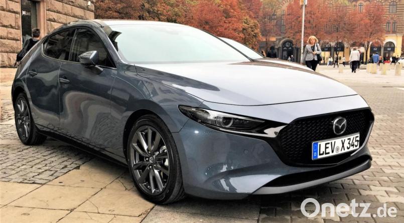 Die Sonderfarbe Polymetal Grau ist nur äußerlich die Neuheit beim Mazda3. Unter der Motorhaube arbeitet das neue Skyactive-X-Aggregat, das die Vorzüge von Benzinern und Diesel-Triebwerken kombiniert. Bild: bz