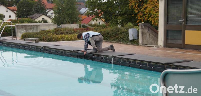 Zu den wichtigen Einwinterungsarbeiten gehören für Bademeister Klein das Anbringen der Eindruckpolster, da im Winter das Wasser nicht abgelassen wird. Bild: weu