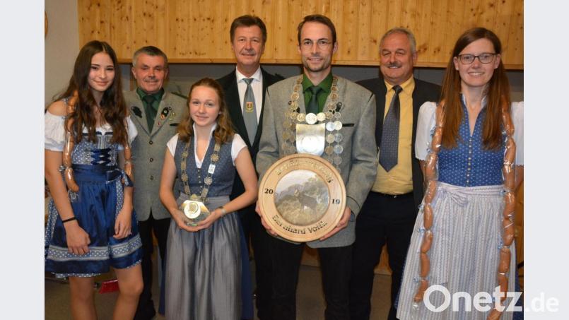 Neue Regenten hat der Schützenverein „Lindenzweig“ Großensees. Im Bild (von links) Sofia Grillmeier, Vorsitzender Helmut Kipferl, die neue Jugendkönigin Nele Haberkorn, Gauschützenmeister Manfred Zölch, der neue Schützenkönig Bernhard Voit, Bürgermeister Johann Burger und Christine Gradl. Bild: jr