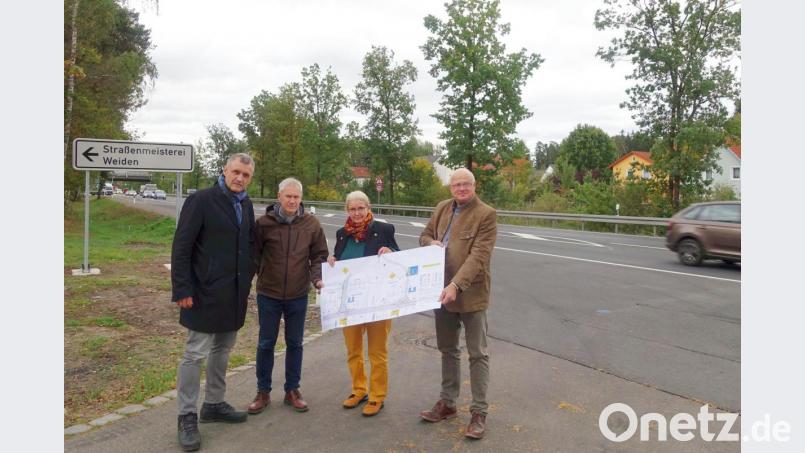Verbindlich im Ton, eindeutig in der Aussage: Selbst wenn sich auf der Bundesstraße 470 in Weiden-West der Verkehr verdoppeln würde, werden die Lärmwerte für Schutzmaßnahmen nicht erreicht. Dies machten Henner Wasmuth (rechts) und Gerhard Kederer (Zweiter von links) vom Staatlichen Bauamt den Vertretern des Vereinskartells Weiden-West, Hans-Jürgen Gmeiner (links) und Luise Amschl, deutlich. Bild: Wieder