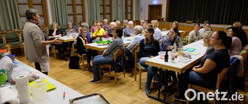Erika Brandl gibt Informationen rund um die Kartoffel, bevor alle Teilnehmer ans Werk gehen und gemeinsam kochen. Bild: le