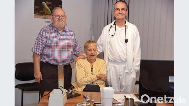 Dr. Klaus und Dr. Ingrid Kohlschmidt sowie Internisten Thorsten (von links). Bild: bkr