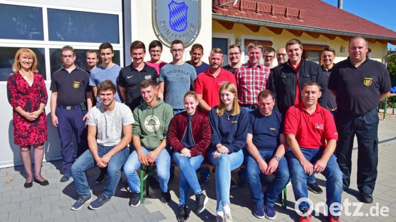 Die Teilnehmer am Sprechfunklehrgang mit den Ausbildern und der Bürgermeisterin der Gemeinde Birgland, Brigitte Bachmann (links) vor dem Feuerwehrhaus in Sunzendorf. Rechts sitzend der Organisator des Kurses, Norbert Pöllinger. Bild: no
