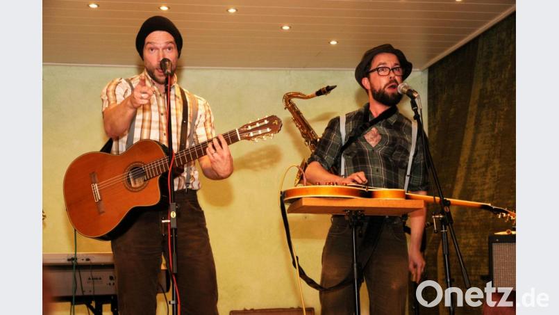 Die Original Bauernsfünfer Uli Radl (links) und Dominik Niklas sind auf der Bühne ein echtes Erlebnis – das schätzen immer mehr Zuschauer bayernweit. Bild: ge