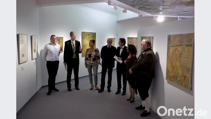 Die Ausstellung im Egerland-Kulturhaus eröffneten (von links) Janis Große-Wöstmann, Pablo Schindelmann, Beate Roth, Horst Geißel, Volker Dittmar, Ute Ewering und der stellvertretende Bundesvüarstäiha Günther Wohlrab. Bild: Matthias Kuhn