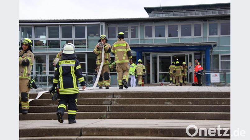 Auf der Mädchentoilette der Clermont-Ferrand-Mittelschule in Regensburg brach ein Feuer aus. Die gesamte Einrichtung wurde evakuiert, vier Kinder wurden leicht verletzt. Bild: Alexander Auer