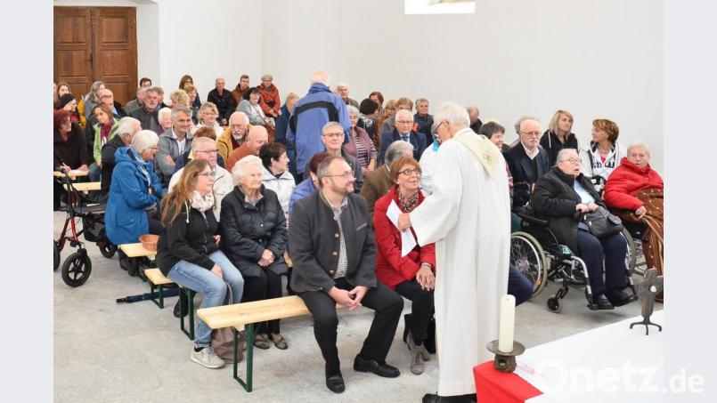 Den Heimatgottesdienst kann auch die langjährige Roßhaupter Ortsbetreuerin Helga Kett (rechts) mitfeiern. Pfarrer Georg Hartl (vorne) sucht das Gespräch mit den beiden Waidhauser Bürgermeistern, Margit Kirzinger und Markus Bauriedl (von rechts). Bild: fjo