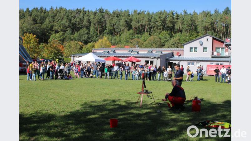 Auf der Fläche um das Feuerwehrhaus stellen die Feuerwehren aus dem Vierstädtedreieck sich und ihre Arbeit vor. Bild: sne