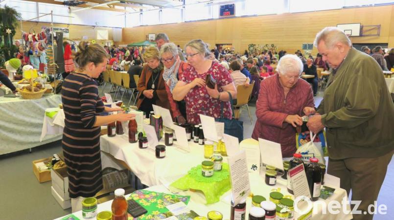 Beim Herbstbauernmarkt in der Sportparkhalle in Schwarzenfeld bieten die Direktvermarkter ihre bäuerlichen Produkte an, die regelmäßig reißenden Absatz finden. Archivbild: Hirsch