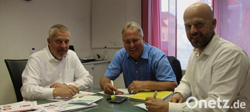 Anton Mühlhölzl (Mitte) von der Rentenversicherung Süd bildet Rentenberater aus und fort. Bereits alte Hasen in diesem Metier sind die Gewerkschafter Peter Hofmann (links) und Petr Arnican. Bild: jrh