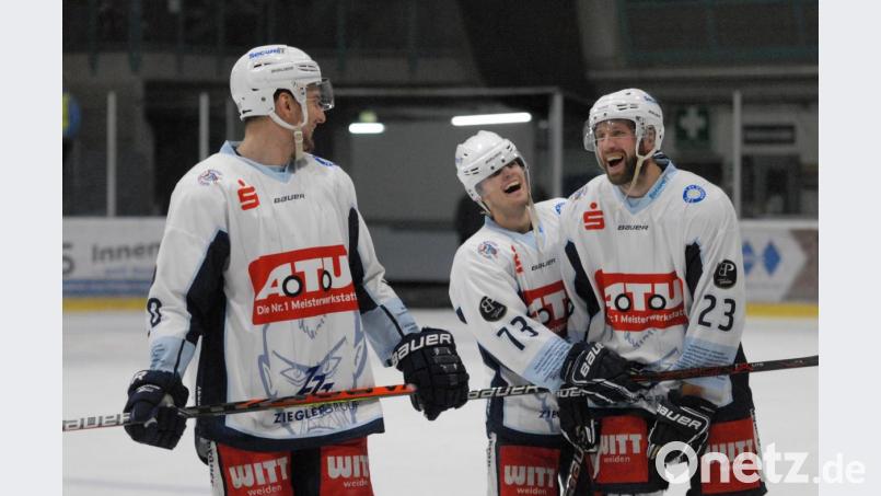 Adam Schusser, Tomas Rubes und Martin Heinisch (von links) freuen sich über den Derbysieg in Regensburg. Bild: gb