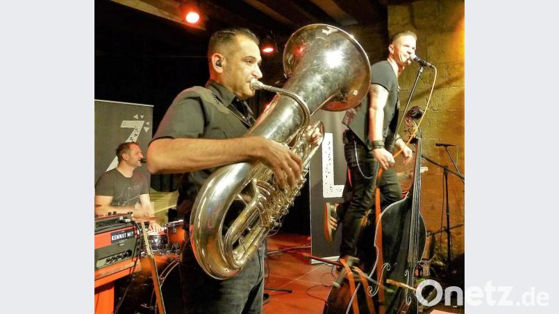 Fenzl (rechts) und Band touren durch heimatliche Regionen. So was wie Balkan-Beat auf Bayerisch bringen sie mit. Bild: Wilhelm Amann