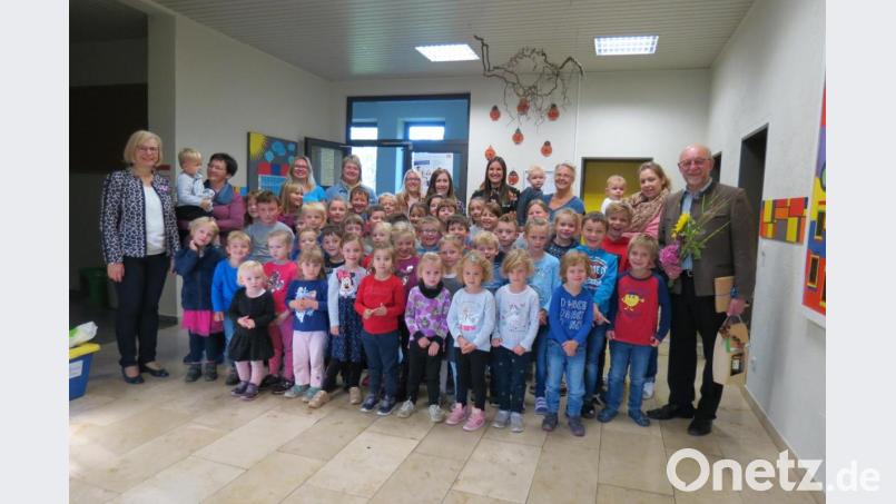 Die Grundschule und der Kindergarten St. Andreas ließen es sich nicht nehmen, eine eigene Geburtstagsfeier zu organisieren und Bürgermeister Georg Köppl zum 65. Geburtstag hochleben zu lassen. Bild: tja