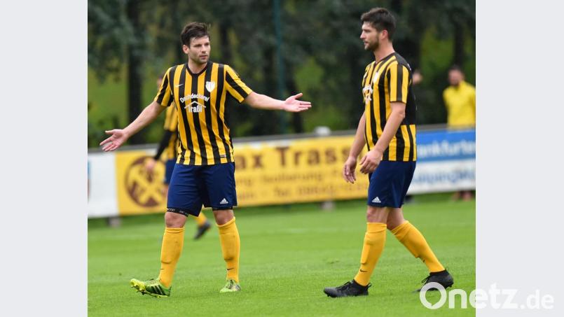 Die Kulmainer Christoph Dumler (links) und Manuel Bodner ärgern sich über die Heimniederlage gegen den FC Amberg. Bild: af