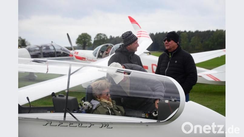 Probesitzen im neune Zweisitzer des Aero-Clubs Weiden. Bild: Kunz