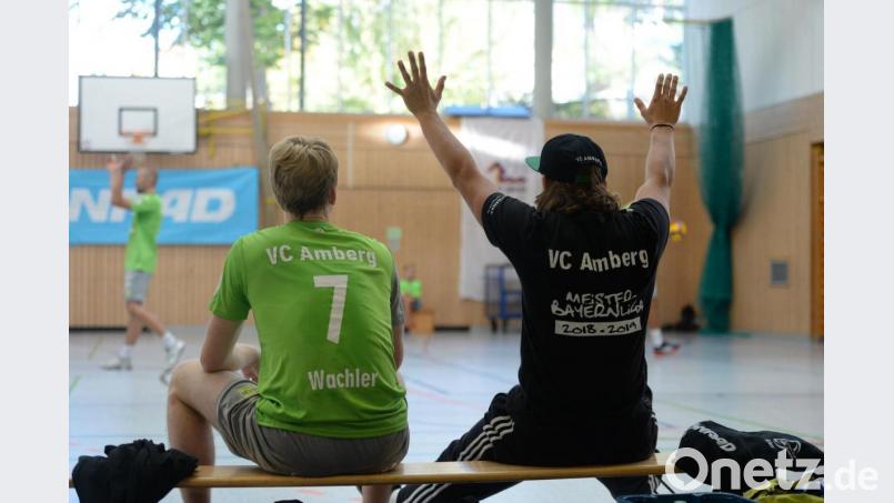 Hoch die Hände und jubeln: Die Halle in Regenstauf ist ein gutes Pflaster für den VC Amberg.. Bild: Andreas Brückmann