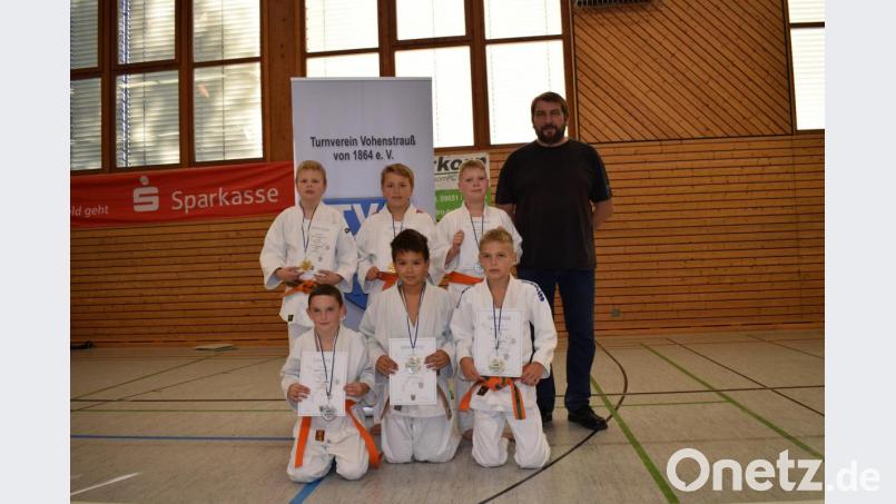 Medaillengewinner bei der Oberpfalzmeisterschaft: (hinten, von links) Jonas Scharping, Michael Perrey, Sebastian Marx, (vorn, von links) Adrian Knaus, Diego Schnellinger, Leon Beidin mit Betreuer Michael Eisner. Bild: shu