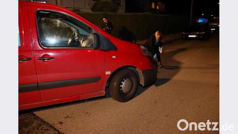 Spurensicherung rund um ein rotes Fahrzeug, dessen Fensterscheibe zersplitterte. Bild: Alexander Auer